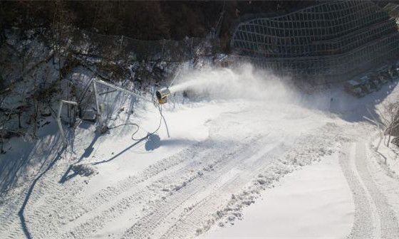 在北京冬奥会延庆赛区国家高山滑雪中心,工作人员在进行造雪作业