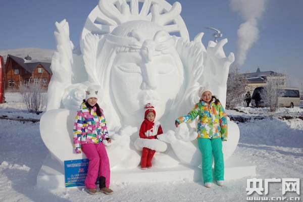 “2019呼伦贝尔冰雪日”12月7号在牙克石启动,现场游客与雪雕作品合影