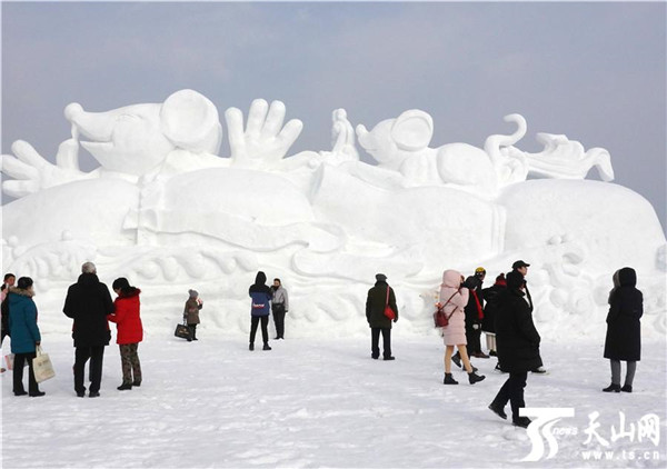 游客在新疆博斯腾湖大河口(西海渔村)景区欣赏雪雕