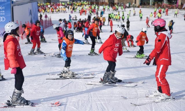 在吉林北大壶滑雪场,吉林市第二实验小学学生们在滑雪教练的指导下进行坡道侧向移动