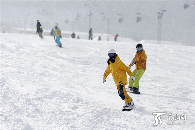 在丝绸之路国际度假区滑雪场内,滑雪爱好者们尽情地在雪道上驰骋、撒欢。