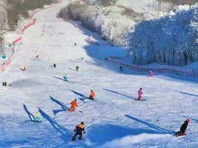 吉林省反季滑雪涌热潮　早春悄然至 滑雪热不减