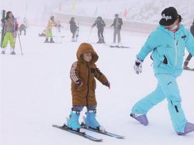 五峰国际滑雪场开门迎客 2000游客乐享冰雪激情