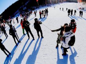 新疆大力推广群众冰雪运动
