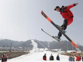 丝绸之路国际滑雪场以一场趣味滑雪比赛结束滑雪季
