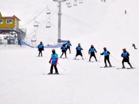 高新区中学组织学生到滑雪场进行冰雪运动体验和训练