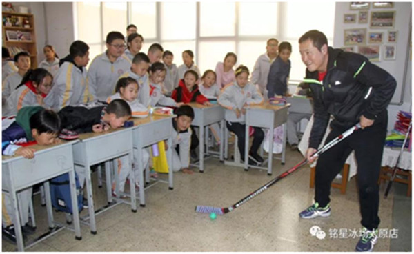 铭星冰场高级冰球教练陈英勋老师演示冰球运动