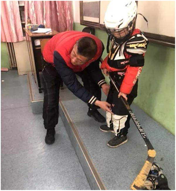 铭星冰场高级冰球教练许建东老师辅导学生进行冰球体验