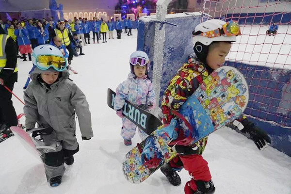 首批体验者们正走向滑雪道