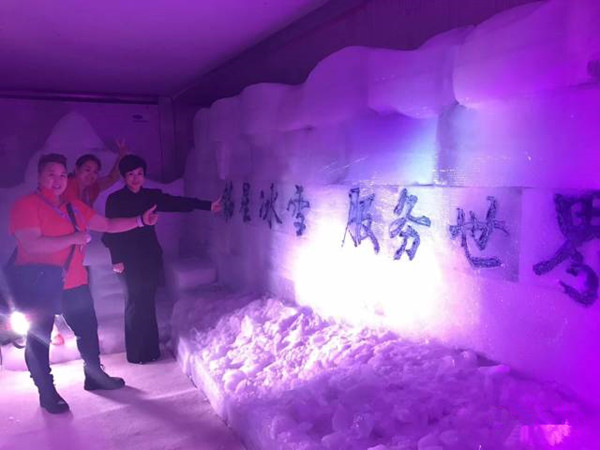郭丹丹参观展台，为际华铭星极地冰川体验馆点赞