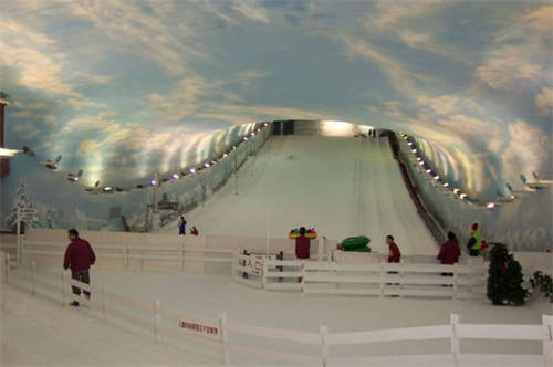 深圳阿尔卑斯山室内滑雪场