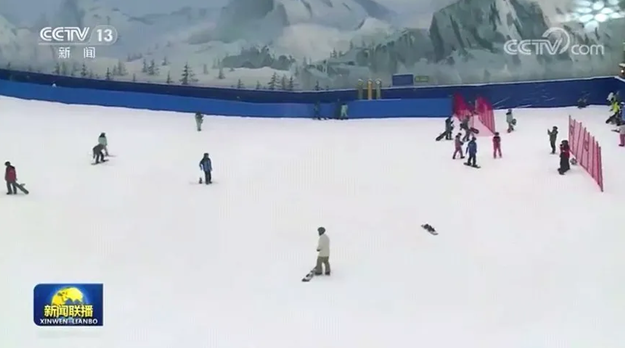 成都融创雪世界游客滑雪体验