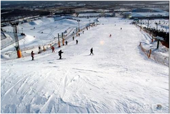 北京昌平军都山滑雪场中级雪道