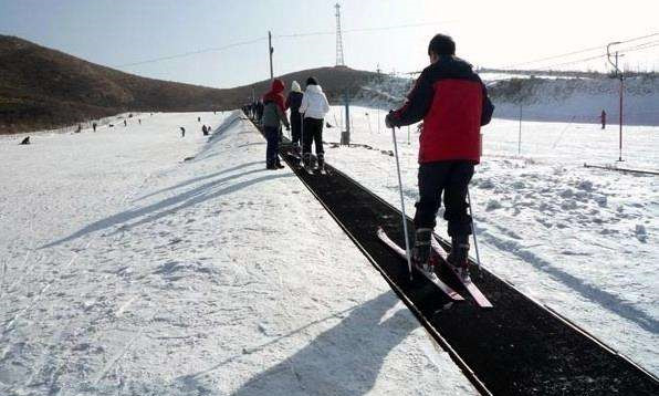 滑雪场雪地魔毯
