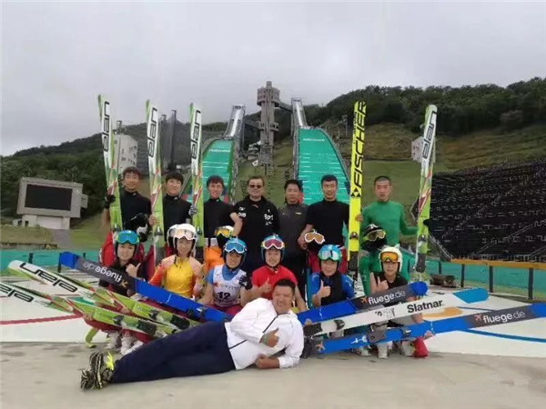 中国跳台滑雪队在2017年夏季日本训练合影