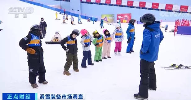 滑雪教练教导小朋友滑雪前热身运动