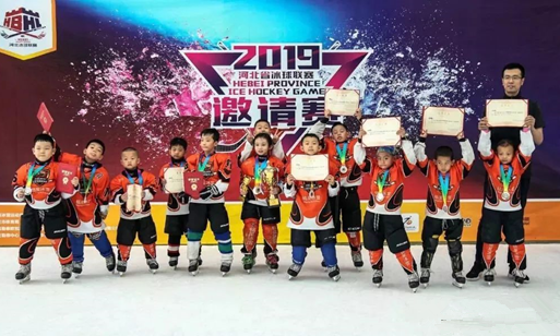 铭星金豹冰球队勇夺U8、U10两个年龄组亚军