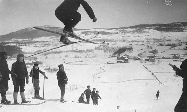 国外跳台滑雪动作没改变的老照片