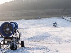雪季到来没有雪怎么行，造雪机设备营造唯美雪景