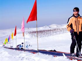 新疆乌鲁木齐雪莲山高尔夫灯光滑雪场