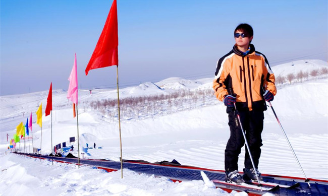 新疆乌鲁木齐雪莲山高尔夫灯光滑雪场