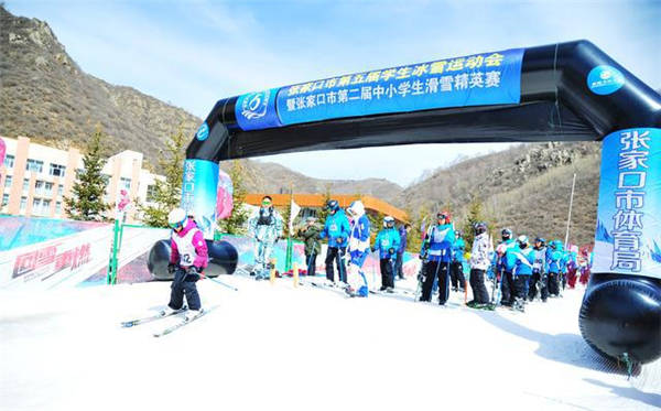 张家口市第五届学生冰雪运动会比赛现场 7