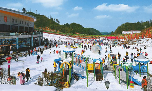 曾家山国际滑雪场迎来各地游客