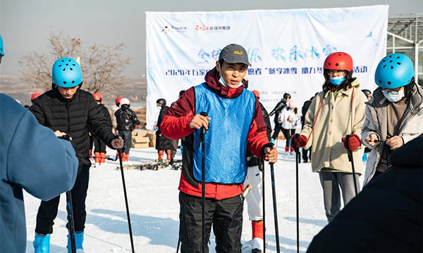 滑雪前教练带领大家进行热身准备