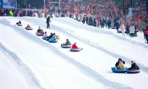 曾家山滑雪场对外营业 朝天旅游开启“冰雪模式” 2
