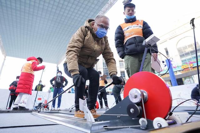一位参与者在参加滑雪体能比武