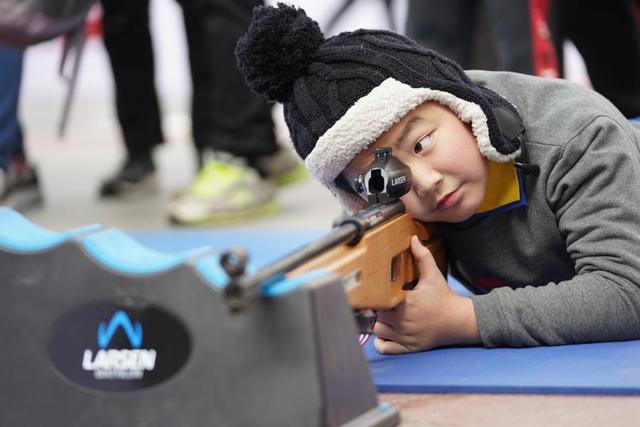 一位11岁的小朋友在活动现场进行冬季两项的射击体验