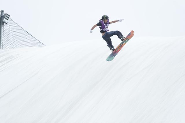 滑雪运动员穿着短袖在旱雪上进行比赛