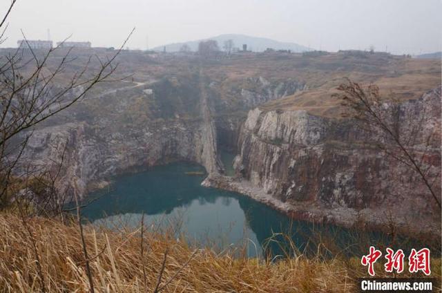 湘江欢乐城前身是一个废弃的百米矿坑