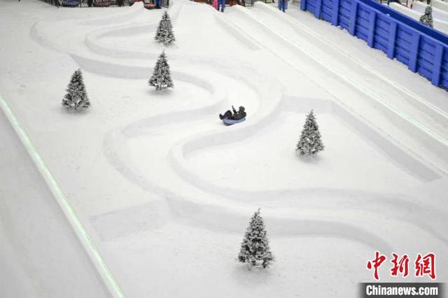 游客在欢乐雪域娱雪