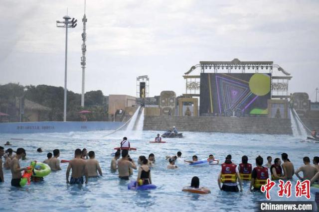 欢乐水寨位于欢乐雪域上方，游客享受水上娱乐项目