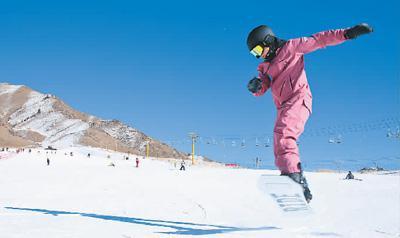 游客在甘肃张掖祁连山滑雪场上滑雪