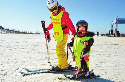 省社会体育运动管理中心组织开展的“欢乐冰雪健康中原”全民冰雪运动体验活动，参与人数已经连续三年超过十万人。
