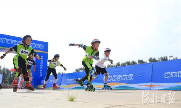 河北省滦南县举行第三届冰雪运动会暨冰雪联赛比赛现场