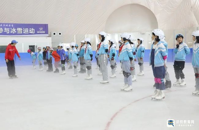 枣庄市立新小学西校开展冰雪运动教学进课堂活动2