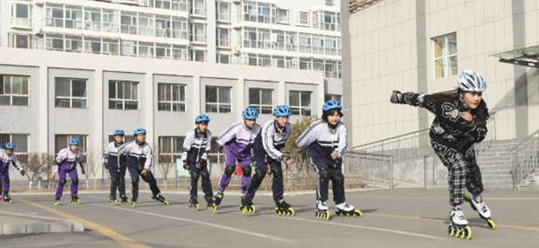 经开区第一中学越野速滑队队员在学校进行基础技能训练 2