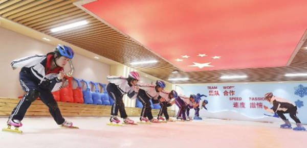 经开区第一中学越野速滑队队员在学校进行基础技能训练