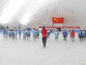 枣庄市立新小学西校开展冰雪运动教学进课堂活动