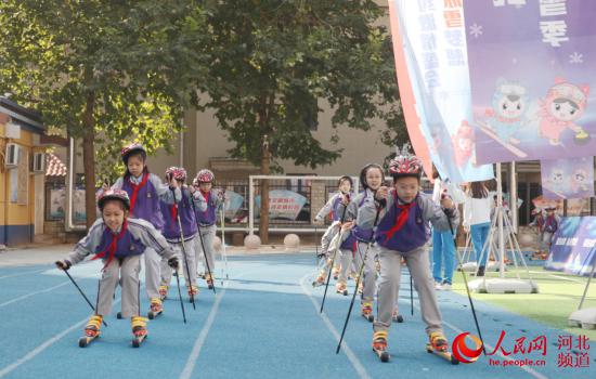 石家庄市桥西外国语小学的学生进行越野滑轮训练