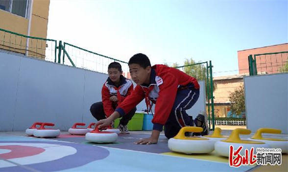 望都县城内小学学生正在进行陆地冰壶比赛