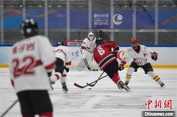 郝子梁和队友在“相约北京”冬季体育系列测试活动冰球比赛中