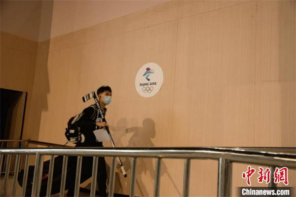 4月，郝子梁在“相约北京”冬季体育系列测试活动冰球比赛场馆通道