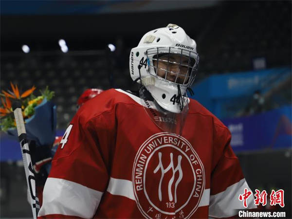 郝子梁在“相约北京”冬季体育系列测试活动冰球比赛赛场