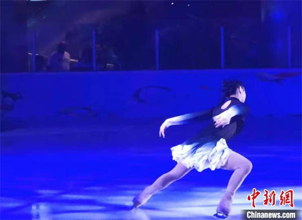 李思娴在北京国贸商城滑冰场进行花样滑冰表演