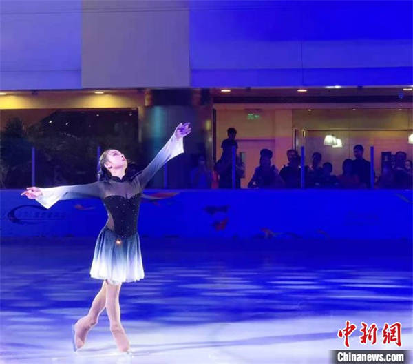 李思娴在北京国贸商城滑冰场进行花样滑冰表演