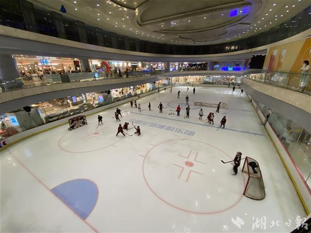 武汉宜家荟聚购物中心滑冰场